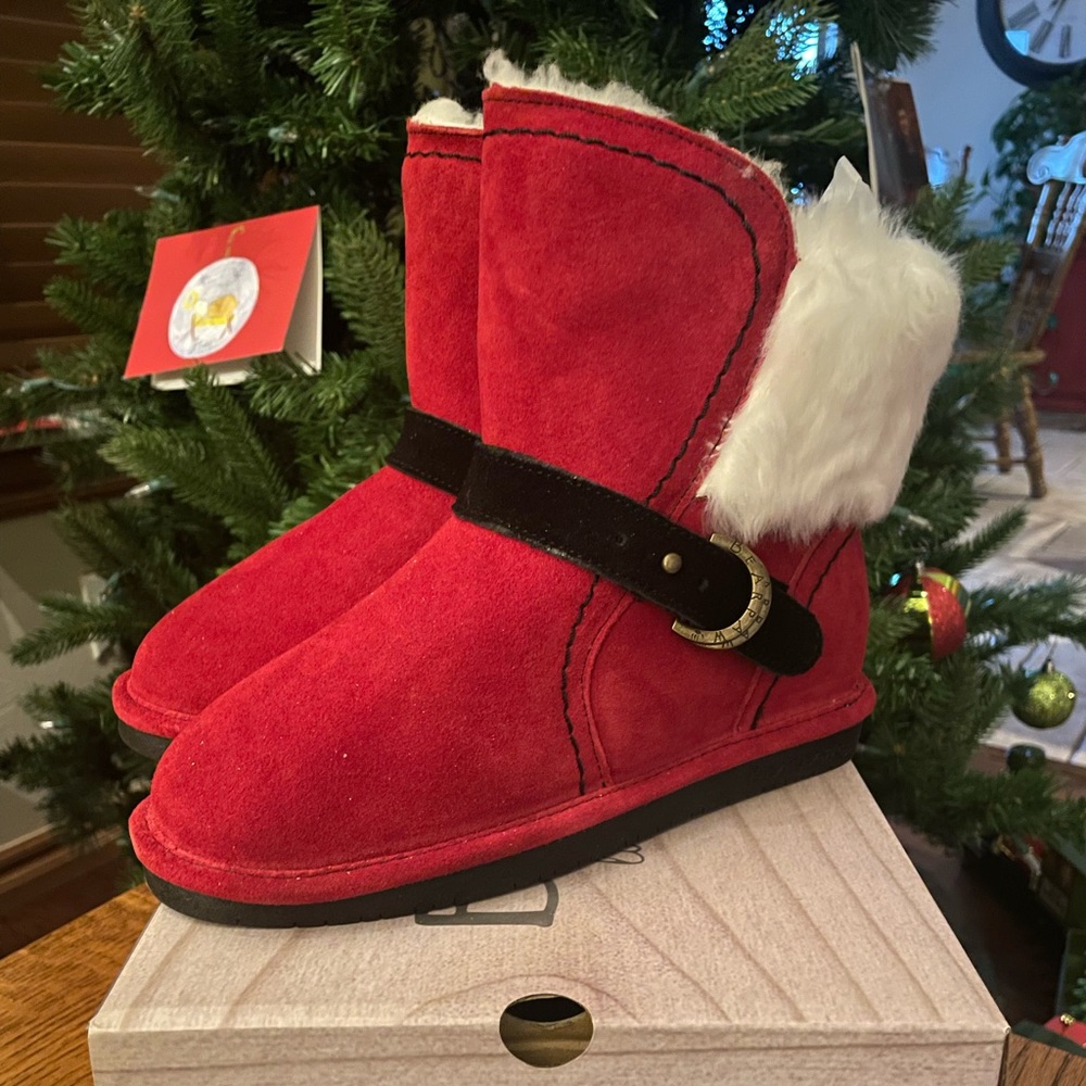 Santa boots by Bearpaw Ladies sz 7 / kids size 5